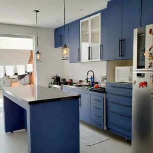 Linda cozinha planejada azul com ilha