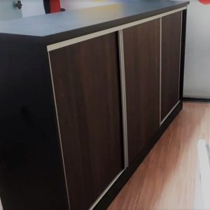 Balcão preto com portas de correr para sala produzido em MDF