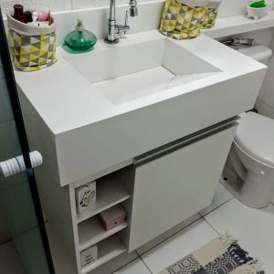 Móvel planejado para banheiro. Gabinete de banheiro com nicho e uma porta. Móvel branco produzido em MDF