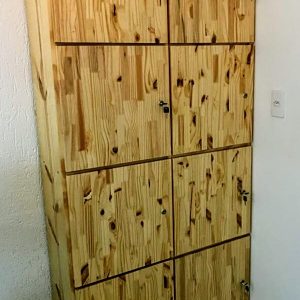 Armário guarda-volumes produzido com pinus