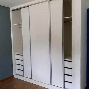 Guarda-Roupa branco, planejado e com portas de correr