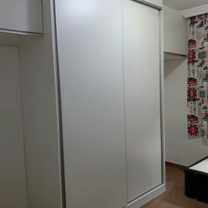 Guarda-Roupa planejado para o quarto de dois adolescentes. Móvel com espaço para embutir as camas