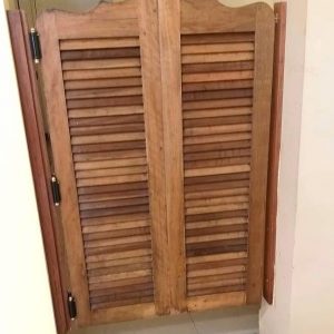 Porta faroeste envernizada
