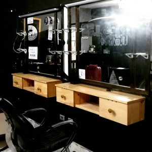 Bancada para barbearia produzida com pinus e envernizada