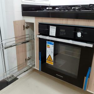 Cozinha planejada com estrutura para cooktop