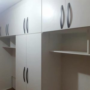 Guarda-Roupa planejado. Esse móvel tem espaço para embutir duas camas de casal