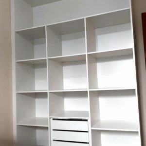 Closet branco com gaveteiro embutido