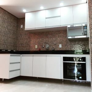 Cozinha planejada em L com cooktop